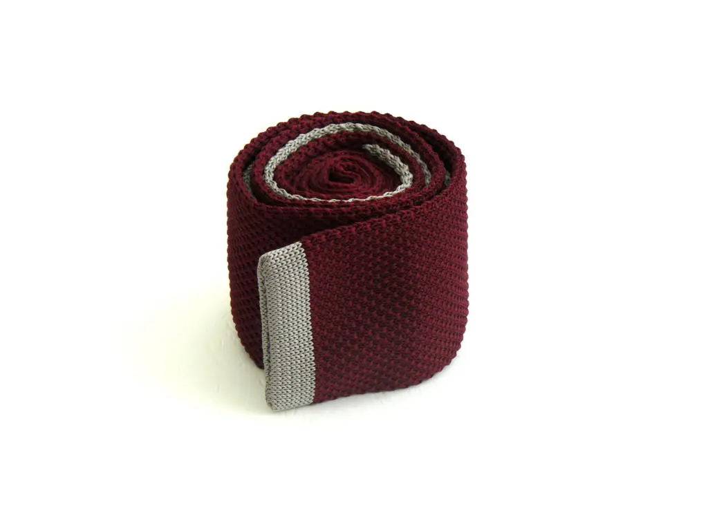 Cravate tricot bordeaux, seconde vue